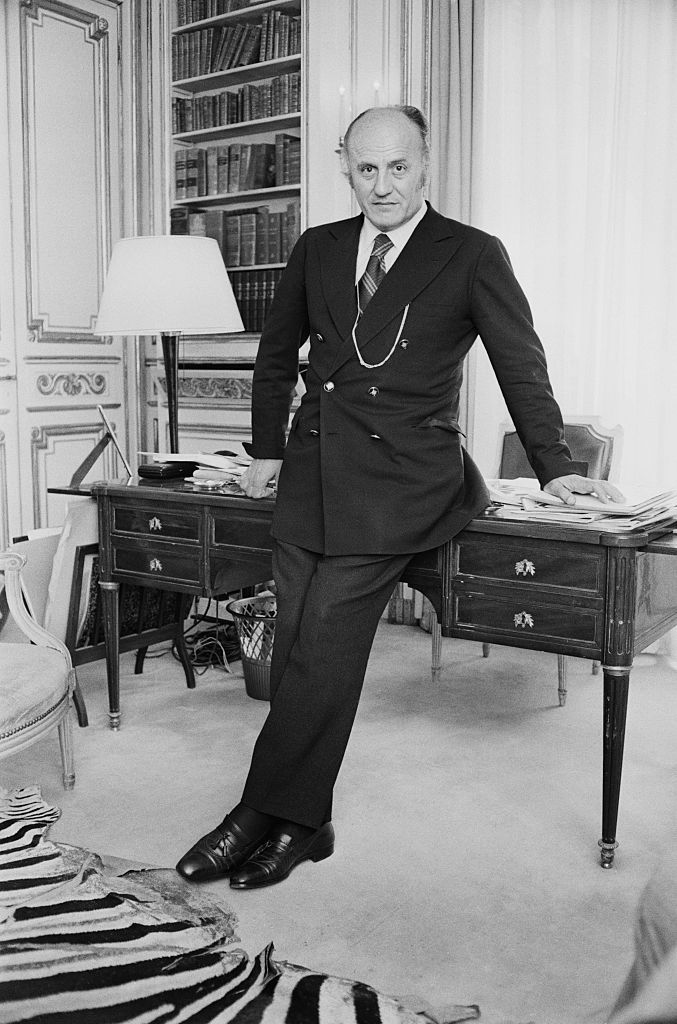 Portrait de Pierre Balmain dans son bureau parisien