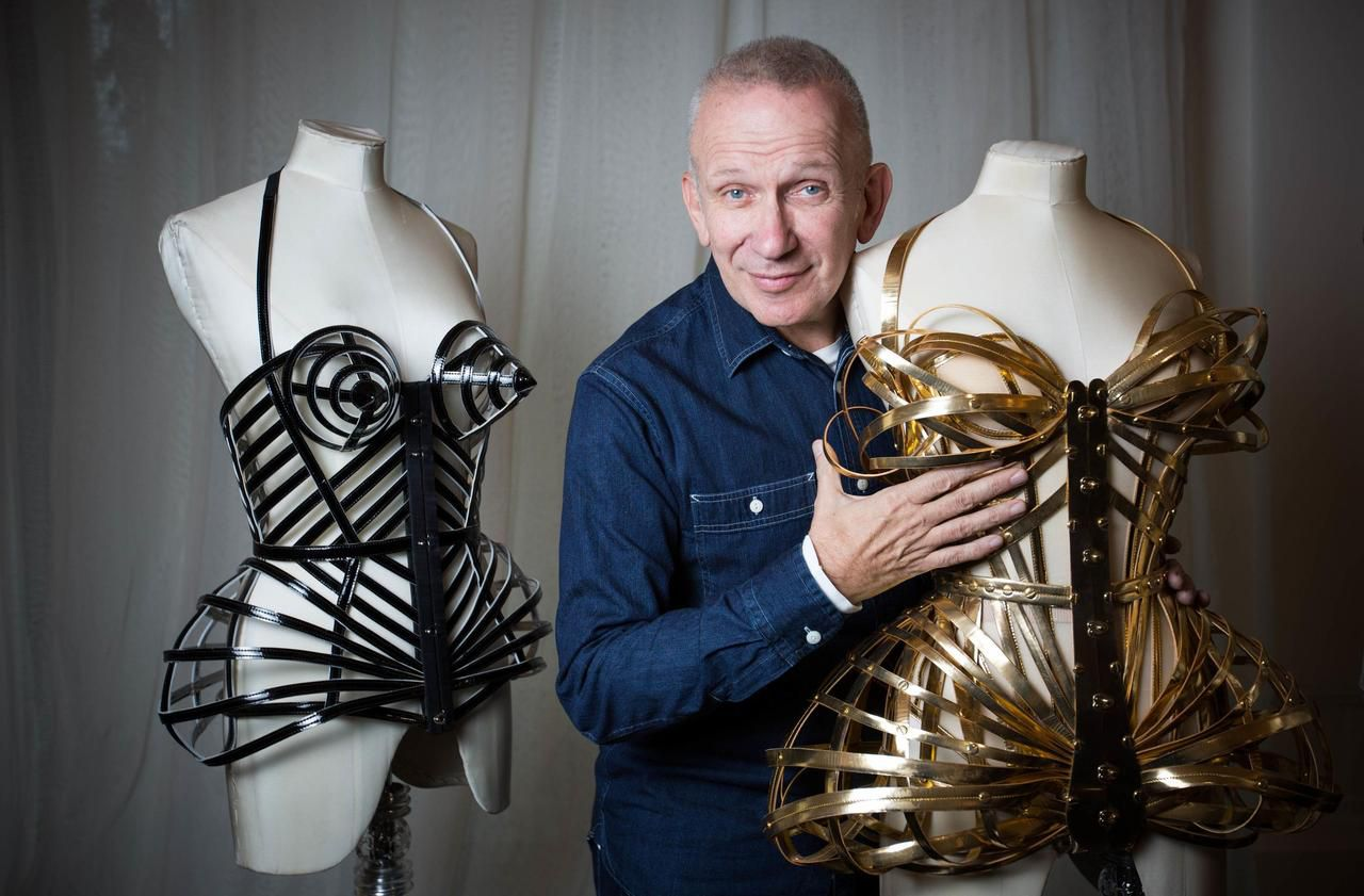 Jean-Paul Gaultier avec ses créations de corsets emblématiques
